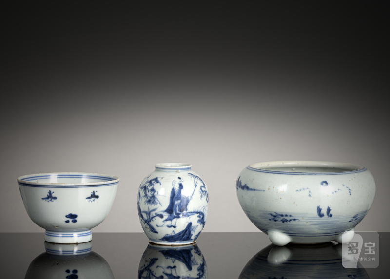 Three porcelains decorated in underglaze blue, including a bowl and incense burner - 图2